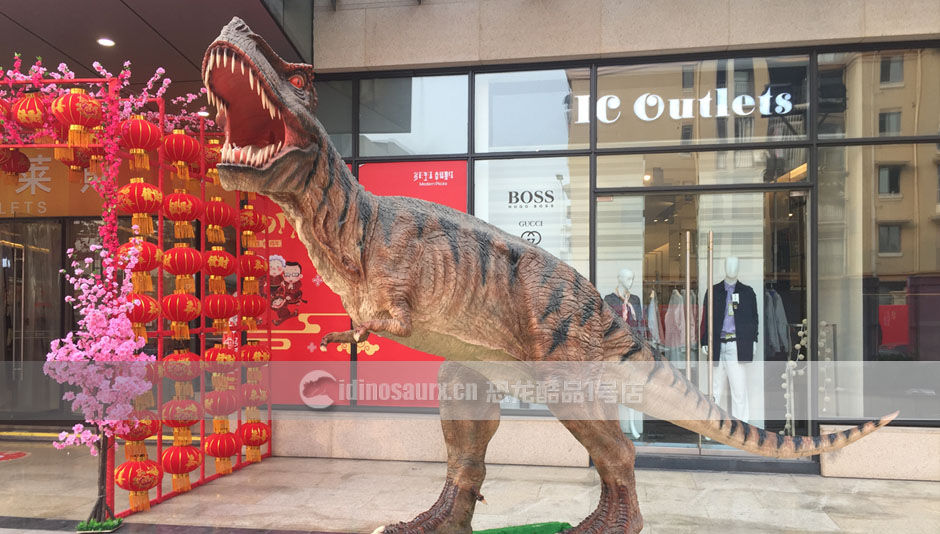 电子恐龙在大型商场户外