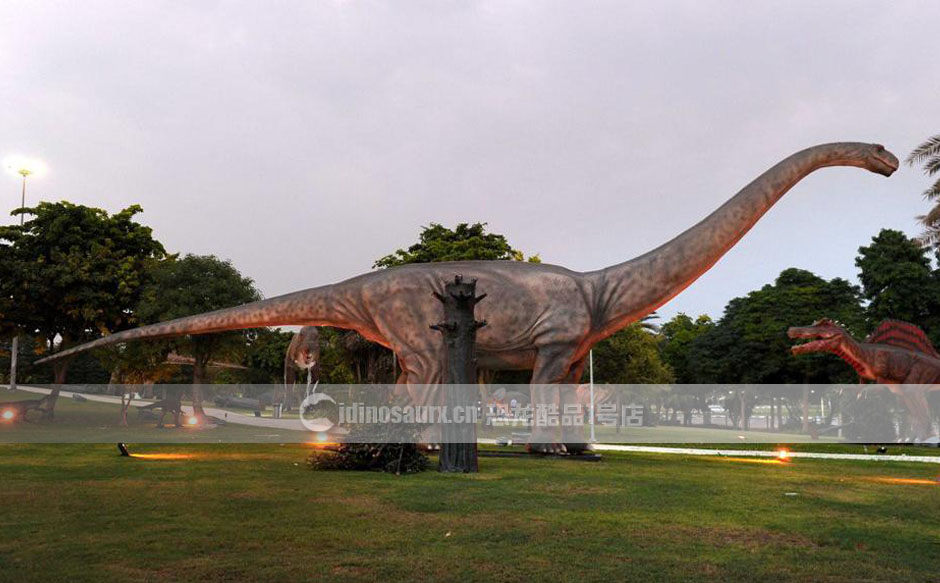 自然景区里的大型电动恐龙