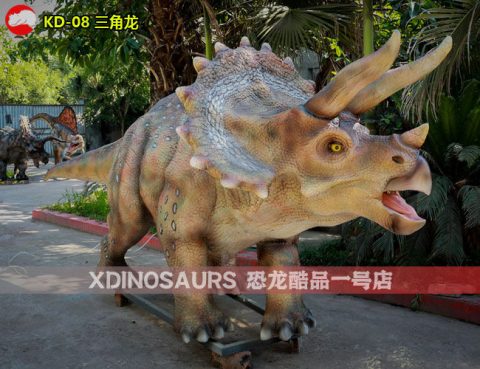 仿真三角龙模型在树下