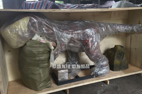 小仿真恐龙模型在木箱里