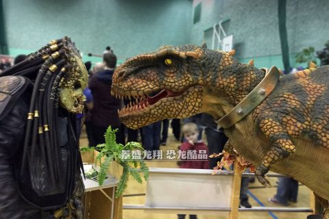 漫展里的霸王龙和铁血战士