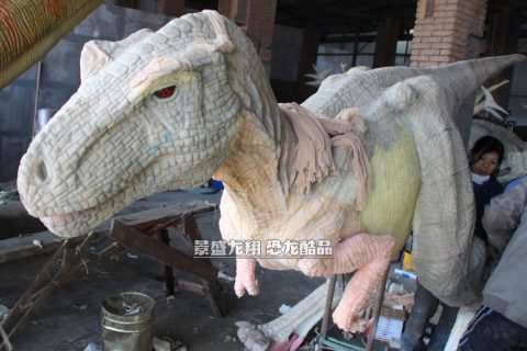 自贡恐龙工厂里植皮作业