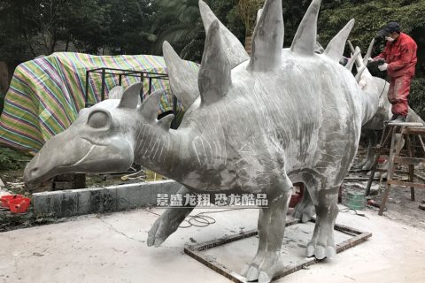 正在制作恐龙道具