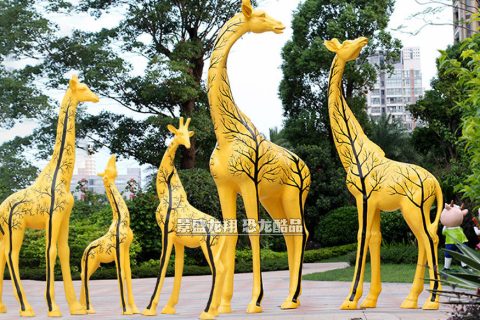 手工打造的玻璃钢长颈鹿景观雕塑