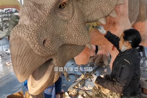 在工厂制作恐龙模型