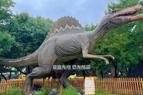 仿真棘龙模型在森林乐园