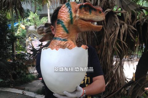 在恐龙手偶车间里耍