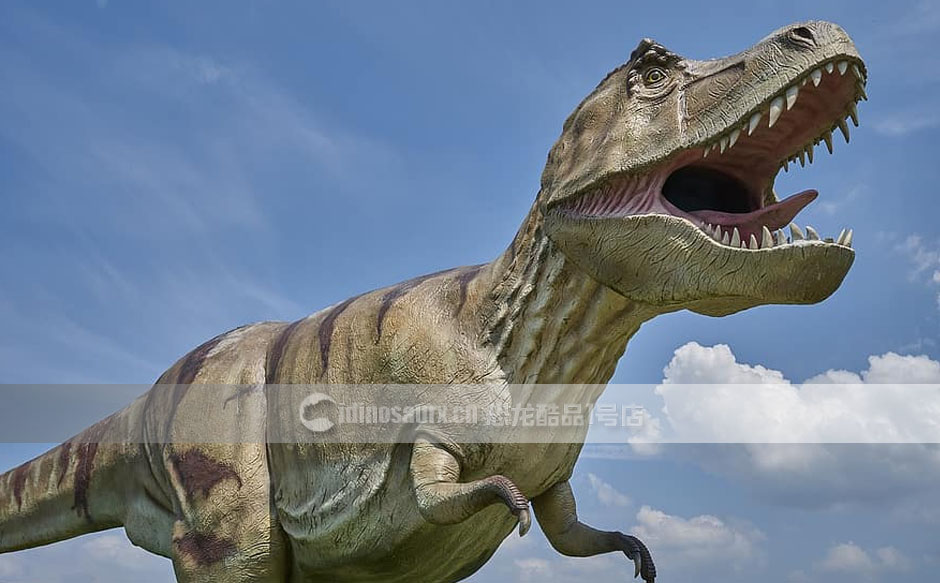 户外草坪上的恐龙模型