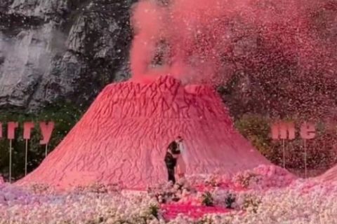 4.5米高的粉红色火山景观