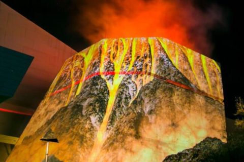 商场外的网红火山景观