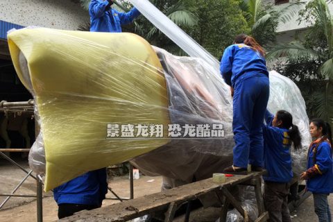 打包恐龙模型的作业 - 包装棘龙模型