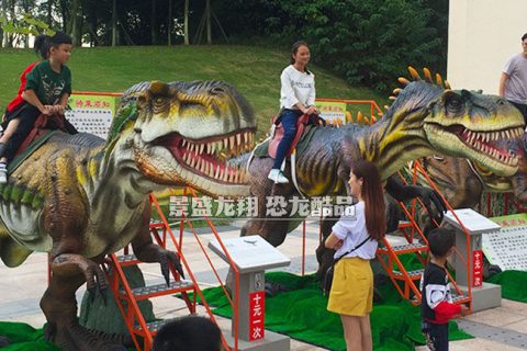 电动恐龙骑乘在自贡尖山风景区