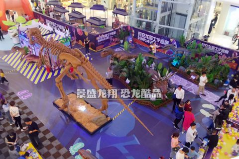 霸王龙骨架和仿真恐龙在自贡华商爱琴海商场