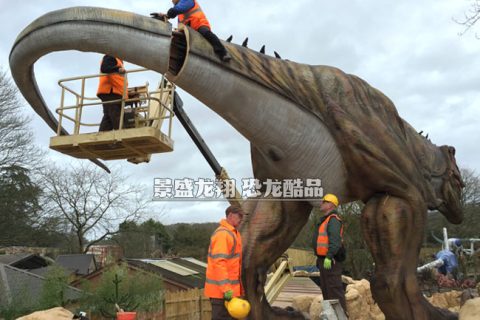 安装巨型恐龙模型