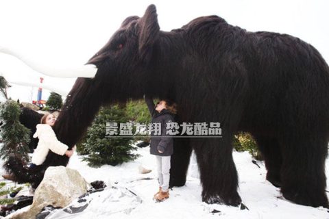 仿真猛犸象模型在爱尔兰的Tayto公园