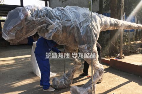 使用气泡膜包裹恐龙人偶服