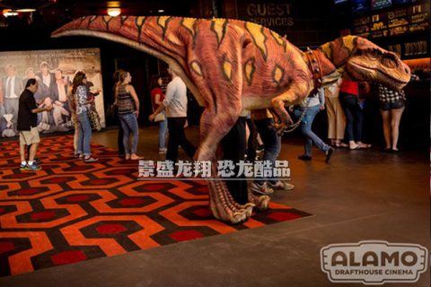 猩红色迅猛龙人偶服在阿拉莫影院