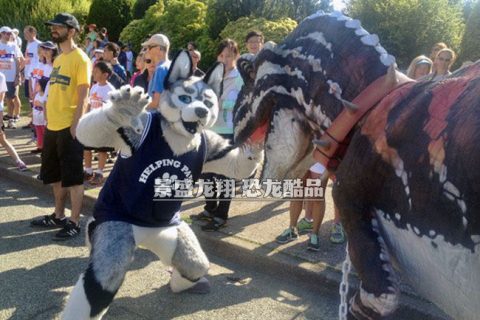 互动霸王龙服参加音乐节 - 加拿大动物广告公司