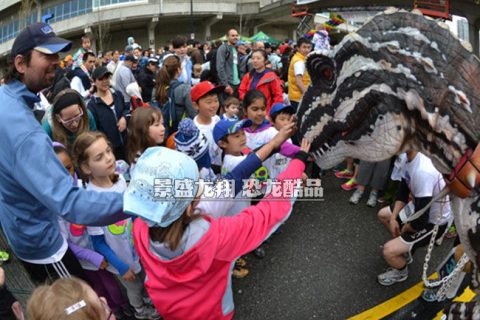互动霸王龙服参加温哥华马拉松 - 加拿大动物广告公司
