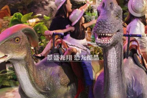 在侏罗纪餐厅摆放的恐龙坐骑设备