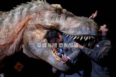 正在维护机器恐龙模型