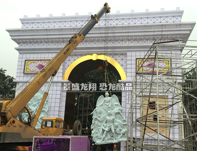 安装大型灯组装饰 - 凯旋门彩灯